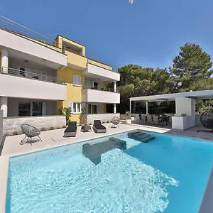 https://luxury-villa-nada-with-pool.hotelinzadar.com